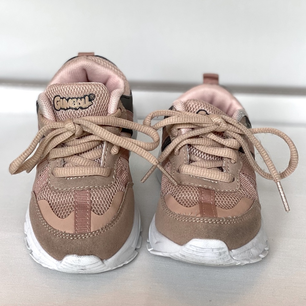 Neutral color little kids sneaker